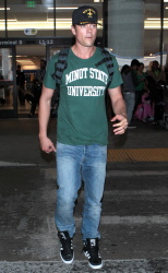 Josh Duhamel - Josh Duhamel - Arriving at LAX Airport in LA - April 23, 2015 - 24xHQ 0NdPkHi5
