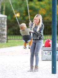Hilary Duff - at Coldwater Canyon Park in Beverly Hills, 23 января 2015 (30xHQ) 0voHUO2z