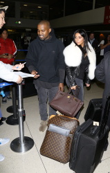 Kanye West - Kim Kardashian & Kanye West - At LAX Airport in Los Angeles, 7 января 2015 (68xHQ) 0wW2Rrg0