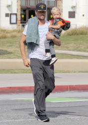 Josh Duhamel - Josh Duhamel - Park with his son in Santa Monica (2015.05.26) - 25xHQ 187YaN2f