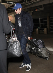 Chris Evans - arriving on a flight at LAX airport in Los Angeles, California - May 7, 2014 - 9xHQ 1SvugyoT