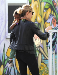 Charlize Theron - is spotted out and about with her son Jackson, 7 января 2015 (15xHQ) 1uFzij0v