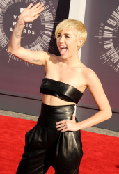 Miley Cyrus - 2014 MTV Video Music Awards in Los Angeles, August 24, 2014 - 350xHQ 3I2PdXOM