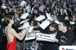 Shailene Woodley, Theo James - на премьере фильма 'Divergent' at Callao Cinema, Мадрид, 3 апреля 2014 (302xHQ) 3KcLpXSe