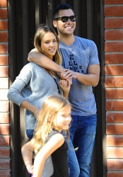 Jessica Alba - Jessica and her family spent a day in Coldwater Park in Los Angeles (2015.02.08.) (196xHQ) 3T6KVspW