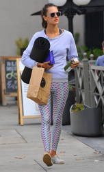 Alessandra Ambrosio - Out and about in Brentwood, 12 января 2015 (25xHQ) 3ap4pz5m