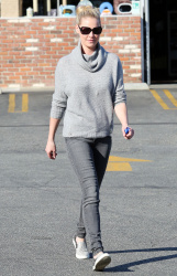 Katherine Heigl - Out & About in Los Angeles, 27 января 2015 (21xHQ) 3lPCB8at