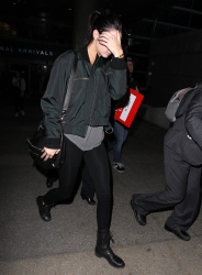 Kendall Jenner - Arriving at LAX airport, 2 января 2015 (55xHQ) 3nAEfWWk