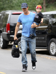 Josh Duhamel - Out for breakfast with his son in Brentwood - April 24, 2015 - 34xHQ 4MKFdsKy