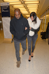 Kanye West - Kim Kardashian и Kanye West - Arriving at JFK airport in New York, 7 января 2015 (63xHQ) 4OEjLuho