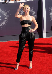 Miley Cyrus - 2014 MTV Video Music Awards in Los Angeles, August 24, 2014 - 350xHQ 4jH15jzA