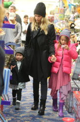 Jessica Alba - Shopping with her daughters in Los Angeles, 10 января 2015 (89xHQ) 5IbyBMcx