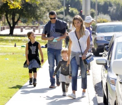 Jessica Alba - Jessica and her family spent a day in Coldwater Park in Los Angeles (2015.02.08.) (196xHQ) 6YdL7geY