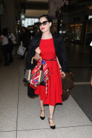 Дита фон Тиз (Dita von Teese) was spotted arriving at LAX Airport to catch a flight to London, 23.08.2012 (6xHQ) 6skZvuGe