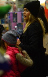Jessica Alba - Shopping with her daughters in Los Angeles, 10 января 2015 (89xHQ) 7QuVyLez