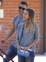 Jessica Alba - Jessica and her family spent a day in Coldwater Park in Los Angeles (2015.02.08.) (196xHQ) 7WV45NVQ