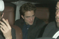 Robert Pattinson - leaving with friends at the Chateau Marmont Friday night in West Hollywood. - February 20, 2015 - 6xHQ 7cmcVC9z