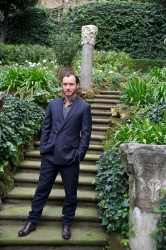 Jude Law - Rise of the Guardians Press Conference Portraits by Vera Anderson (November 10, 2012) - 14xHQ 7pd0Kqoz