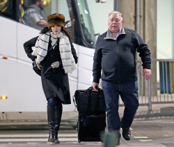 Rachel Weisz - Arriving at Heathrow Airport in London, 30 января 2015 (21xHQ) 7qoGEcdX