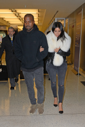 Kanye West - Kim Kardashian и Kanye West - Arriving at JFK airport in New York, 7 января 2015 (63xHQ) 8jGOrVvu