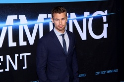 Theo James - на премьере фильма 'Divergent' at Sony Centre, Берлин, 1 апреля 2014 (129xHQ) 9IONaQd2