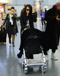 Kim Kardashian - At JFK Airport in New York City with Kanye West (2015. 02. 09) (44xHQ) AIfl1QKe