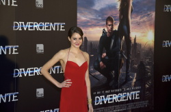 Shailene Woodley, Theo James - на премьере фильма 'Divergent' at Callao Cinema, Мадрид, 3 апреля 2014 (302xHQ) AW9gBiGD