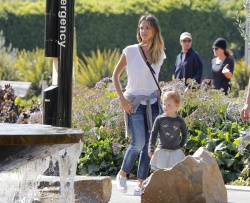 Jessica Alba - Jessica and her family spent a day in Coldwater Park in Los Angeles (2015.02.08.) (196xHQ) AgY1X1DC