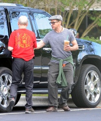 Robert Downey Jr. - leaving a Starbucks and heading to the set of 'Iron Man 3' in Wilmington on May 30, 2012 - 11xHQ Ah1dCMF5