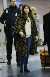 Dakota Johnson - Arriving at JFK Airport in New York City - February 5, 2015 - 13xHQ BSNeRwyC