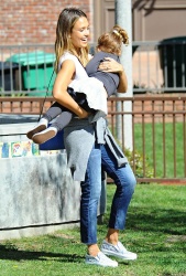 Jessica Alba - Jessica and her family spent a day in Coldwater Park in Los Angeles (2015.02.08.) (196xHQ) BcivnFwx