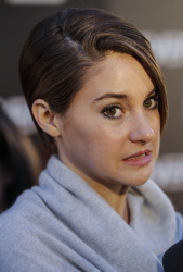 Shailene Woodley, Theo James - на премьере фильма 'Divergent' at Callao Cinema, Мадрид, 3 апреля 2014 (302xHQ) BechL1GJ