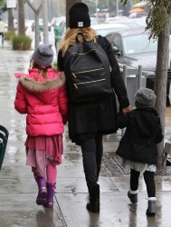 Jessica Alba - Shopping with her daughters in Los Angeles, 10 января 2015 (89xHQ) Brw5ZzBk