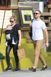 Scarlett Johansson - Out and about in Venice, CA - February 1, 2015 - 33xHQ Bs8L7SwU