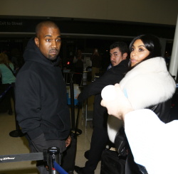 Kanye West - Kim Kardashian & Kanye West - At LAX Airport in Los Angeles, 7 января 2015 (68xHQ) BvFqRPNR