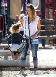 Jessica Alba - Jessica and her family spent a day in Coldwater Park in Los Angeles (2015.02.08.) (196xHQ) C0R57bBy