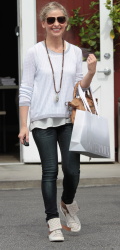 Sarah Michelle Gellar - Brentwood Country Mart in Brentwood, 7 марта 2014 (16xHQ) CBULYche
