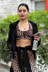 Vanessa Hudgens - Out in Los Angeles, 5 января 2015 (18xHQ) CRMjhQMx