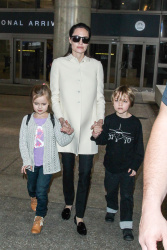Angelina Jolie - LAX Airport - February 11, 2015 (185xHQ) CZxTYcdr