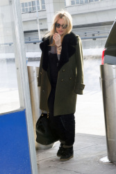 Kate Hudson - at JFK airport in NYC - February 19, 2015 (16xHQ) D5dYHbje