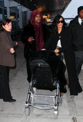 Kim Kardashian - At JFK Airport in New York City with Kanye West (2015. 02. 09) (44xHQ) Dm3hwbjJ