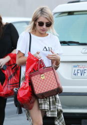 Emma Roberts - Shopping with a friend in West Hollywood, 15 января 2015 (20xHQ) ENwyN8mB