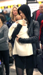Rosamund Pike - carries her newborn son in Los Angeles - February 6, 2015 (31xHQ) FNlwDfyg