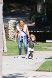 Jessica Alba - Jessica and her family spent a day in Coldwater Park in Los Angeles (2015.02.08.) (196xHQ) FRCb8tGp