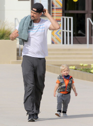 Josh Duhamel - Park with his son in Santa Monica (2015.05.26) - 25xHQ GTY3yEP7
