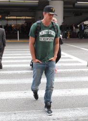Josh Duhamel - Josh Duhamel - Arriving at LAX Airport in LA - April 23, 2015 - 24xHQ GesnABFl