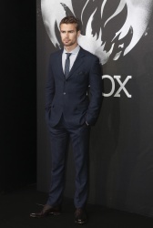 Theo James - на премьере фильма 'Divergent' at Sony Centre, Берлин, 1 апреля 2014 (129xHQ) HMHzOYcf