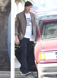 Mila Kunis and Ashton Kutcher - Visiting family in Hollywood, California - February 8, 2015 (9xHQ) Hnz8Hcsb