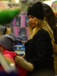Jessica Alba - Shopping with her daughters in Los Angeles, 10 января 2015 (89xHQ) IxgLvOAf