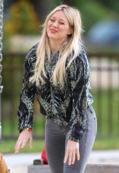 Hilary Duff - at Coldwater Canyon Park in Beverly Hills, 23 января 2015 (30xHQ) J6dQESMu